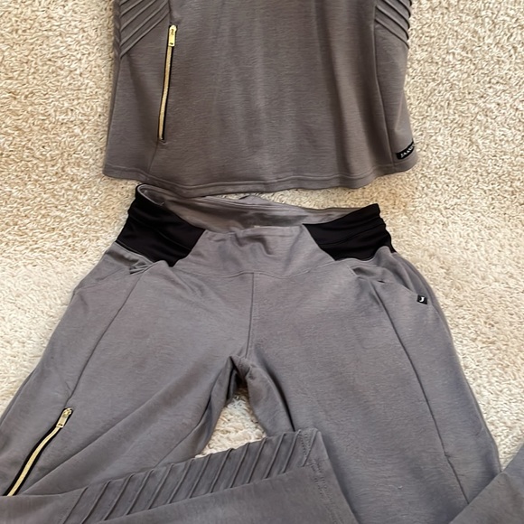 JAANNUU scrubs/otter wear. Brand new w/o tags. Top-Medium, Pants-Medium Petite - Picture 2 of 5